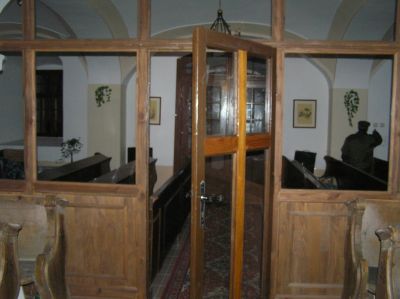Evangeliska kyrkan. Väggen är rest på senare tid för att få ett mindre kyrkorum som bättre motsvarar dagens behov.